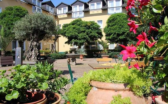 Hofansicht Hotel Waldschlößchen, Foto: dasheinFOTO