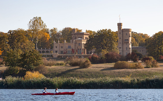Kanu vor Schloss Babelsberg (c) SPSG PMSG André Stiebitz