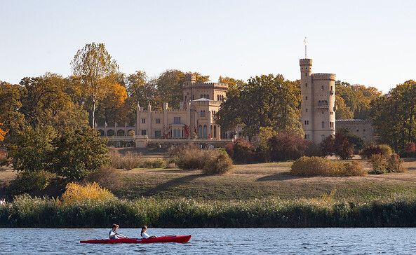 Kanu vor Schloss Babelsberg (c) SPSG PMSG André Stiebitz
