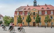 Radfahrer am Rathaus Bad Liebenwerda, Foto: TMB-Fotoarchiv/ Steffen Lehmann