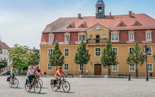 Radfahrer am Rathaus Bad Liebenwerda, Foto: TMB-Fotoarchiv/ Steffen Lehmann