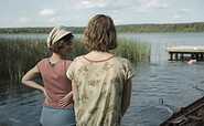 Charlotte Ritter (Liv Lisa Fries, links) und Greta Overbeck (Leonie Benesch) am Storkower See, Foto: X Filme Creative Pool GmbH