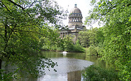 Tierpark Dessau Teich mit Mausoleum, Foto: Tierpark Dessau