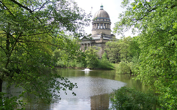 Tierpark Dessau Teich mit Mausoleum, Foto: Tierpark Dessau