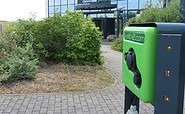 Stromtankstelle vor dem Terminal, Foto: Flugplatzgesellschaft Schönhagen mbH