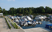 Havel Marin - Hafen mit Laubengang und Terrassen © Christin Drühl