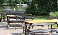 Sitzbereich vom Eiscafé Strandidyll, Foto: Tourismusverband Dahme-Seenland e.V. / Pauline Kaiser