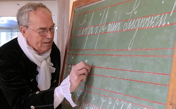 Lehrer Bruns an der Tafel, Foto: Heike Schulze