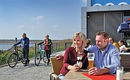 Café und Restaurant an den IBA-Terrassen am Großräschener See, Foto: Tourismusverband Lausitzer Seenland/Nada Quenzel
