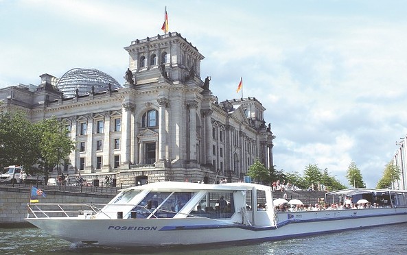MS Poseidon am Reichstag, Foto: Stern und Kreisschiffahrt