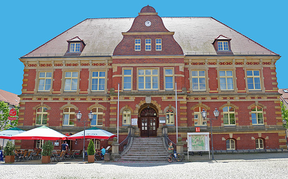 Das Calauer Rathaus befindet sich direkt am Marktplatz im Herzen der Innenstadt, Foto: Stadt Calau / Jan Hornhauer