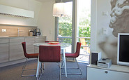 Essbereich, offene Küche und Zugang zur Terrasse in der Ferienwohnung im Obergeschoss, Foto: Haus Lakoma