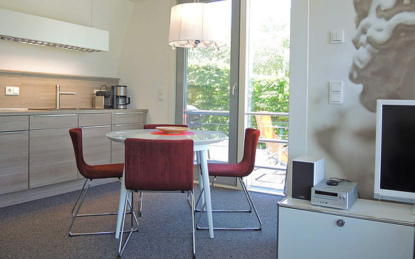 Essbereich, offene Küche und Zugang zur Terrasse in der Ferienwohnung im Obergeschoss, Foto: Haus Lakoma