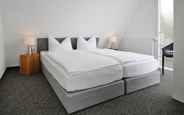 Schlafzimmer mit Doppelbett in der Ferienwohnung im Obergeschoss, Foto: Haus Lakoma