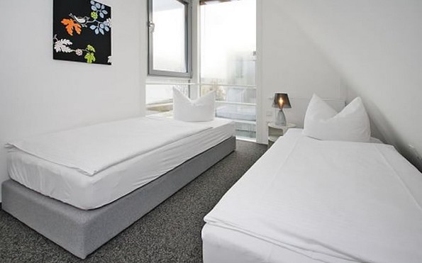 Schlafzimmer mit getrennt stehenden Betten in der Ferienwohnung im Obergeschoss, Foto: Haus Lakoma