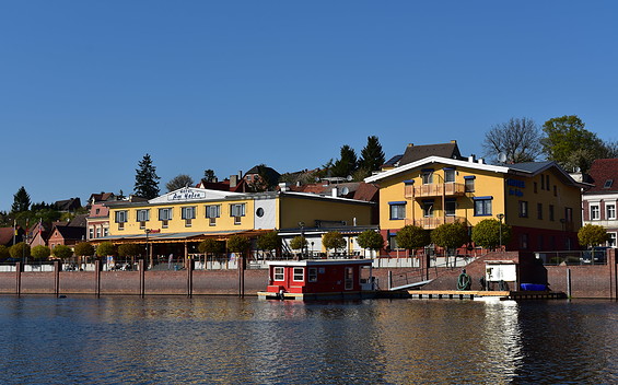 Hotel by the Harbour