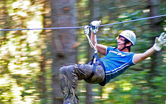 CLIMB UP! - Kletterwald Hennigsdorf - Abfahrt auf der 200 m Seilrutsche