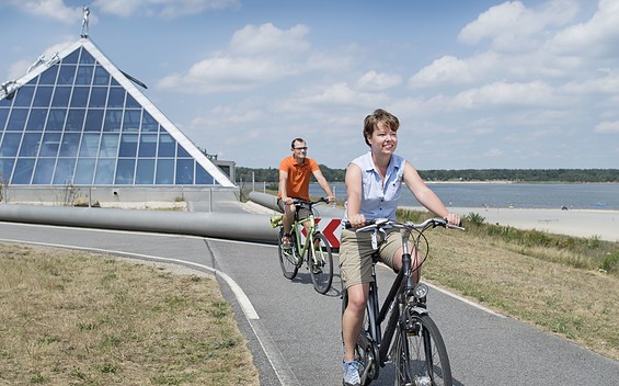 Radfahren auf dem Seerundweg am Dreiweiberner See, Foto: Nada Quenzel