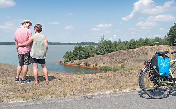 Radfahrer betrachten Bernsteinsee, Foto: Nada Quenzel