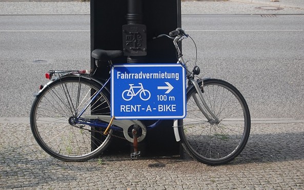 Direction sign to Rebhan bike rental station