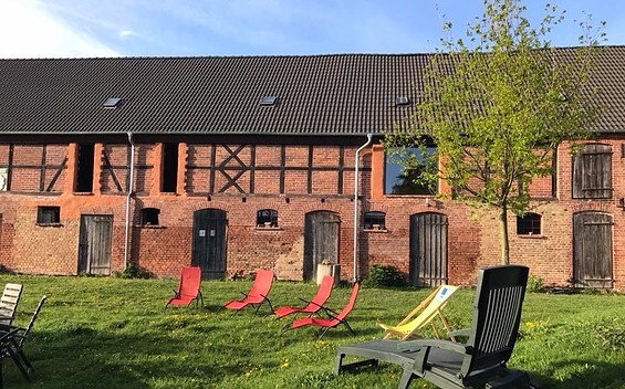 Hofansicht Hopsis Radlerglück, Zimmer, Foto: Schwarz