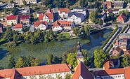 Luftbild mit Blick auf Hotel und Klosterteich