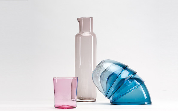 Karaffe, Wasserglas und Schalenstapel, Foto:Michel Klehm