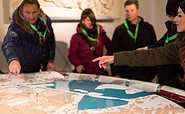 Foxtrail-Gruppe vor Stadtrelief © Foxtrail Berlin Potsdam GmbH