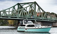 Jetten 41 AC &quot;La Esperanza&quot; vor der Glienicker Brücke in Potsdam, Foto: Yachtcharter Werder