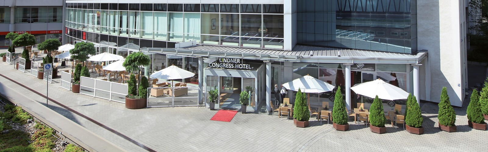 Exterior view of the hotel entrance, photo: Lindner Congress Cottbus
