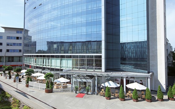 Exterior view of the hotel entrance, photo: Lindner Congress Cottbus