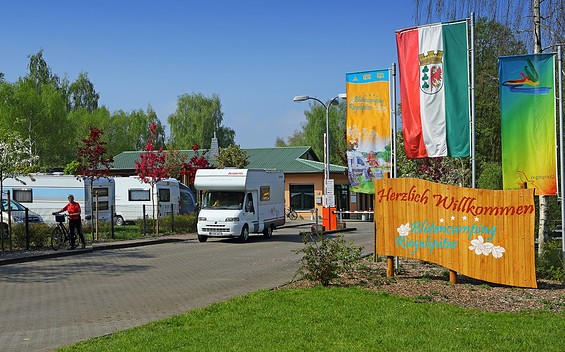 Einfahrt zum Wohnmobilstellplatz Blütencamping Riegelspitze, Foto: Blütencamping Riegelspitze/Fanny Kinkel