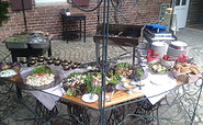 Grill buffet on the courtyard terrace, photo: Hotel Alte Försterei Kloster Zinna