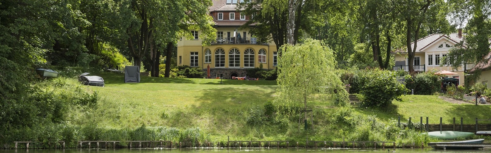 Ansicht vom Wasser aus Landhaus Himmelpfort, Foto: TMB-Fotoarchiv/Steffen Lehmann