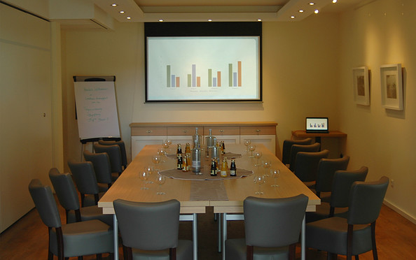 The conference room with floor-to-ceiling windows (on the back), photo: Landhaus Himmelpfort