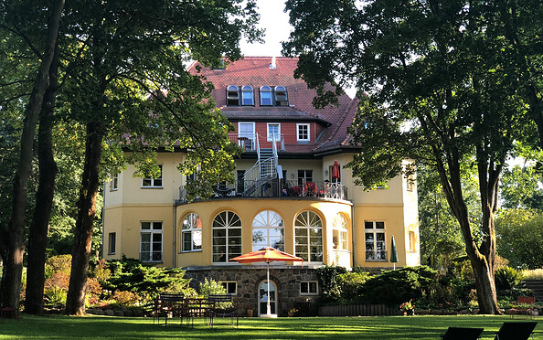 Country house rear view from the garden, photo: Landhaus Himmelpfort