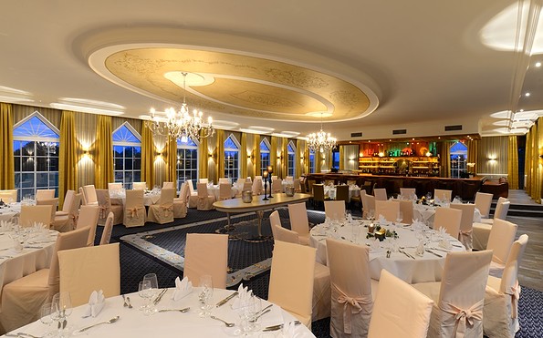 Large castle hall with bar and lake panorama, photo: Wellnesshotel Seeschlösschen