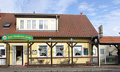 Restaurant "Zum Goldenen Hahn" - Vorderseite mit kleiner Terrasse, Foto: Restaurant "Zum Goldenen Hahn"