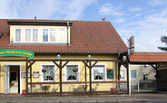 Restaurant &quot;Zum Goldenen Hahn&quot; - Vorderseite mit kleiner Terrasse, Foto: Restaurant &quot;Zum Goldenen Hahn&quot;