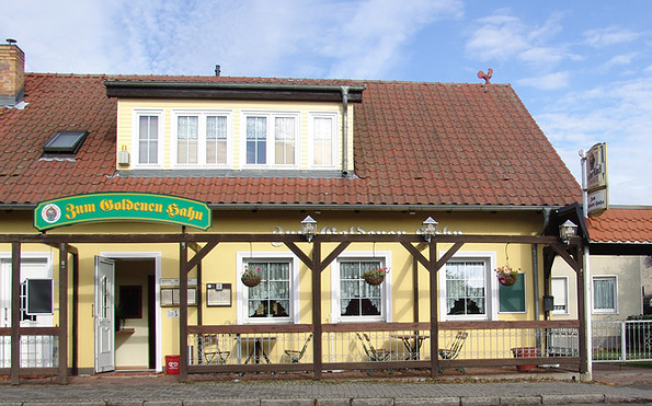 Restaurant &quot;Zum Goldenen Hahn&quot; - Vorderseite mit kleiner Terrasse, Foto: Restaurant &quot;Zum Goldenen Hahn&quot;