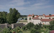 Blick auf die Schlossanlage und den See, Fewo Ronja und Fewo Karlsson