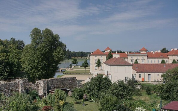 Blick auf die Schlossanlage und den See, Fewo Ronja und Fewo Karlsson