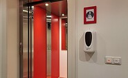 Bei Sanierung eingebauter Aufzug im Treppenhaus