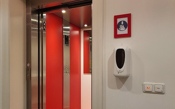 Bei Sanierung eingebauter Aufzug im Treppenhaus
