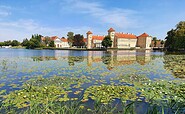 Blick vom Schlosspark über den Grienericksee auf das Schloss Rheinsberg