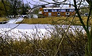 Rotes Haus am See im Winter, Foto: J. Nowak