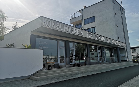 Konsumgebäude in der Bauhaussiedlung Dessau-Törten, C. Weisser TVF