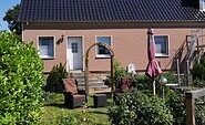 FeWo Gartenseite mit Gartenmöbeln
