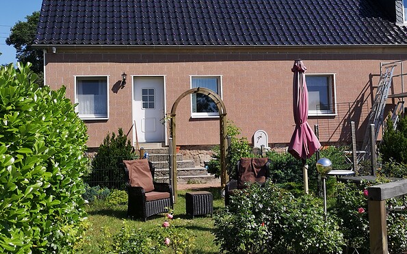 FeWo Gartenseite mit Gartenmöbeln
