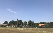 Blick auf Dorf und Kirche Menkin, Foto: Anet Hoppe, Lizenz: Anet Hoppe
